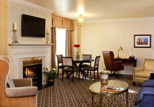 Hotel Roanoke & Conference Center, Curio Collection By Hilton