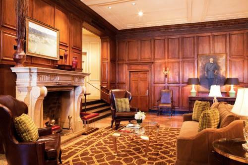 Hotel Roanoke & Conference Center, Curio Collection By Hilton