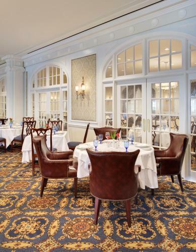 Hotel Roanoke & Conference Center, Curio Collection By Hilton