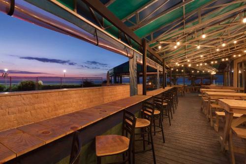Surfbreak Oceanfront Hotel, An Ascend Hotel Collection Member