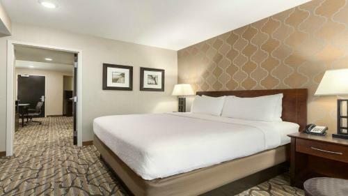 Holiday Inn Hotel & Suites Gateway