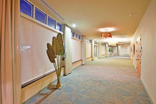 Holiday Inn Hotel & Suites Gateway