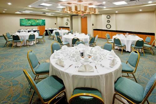 Holiday Inn Hotel & Suites Gateway