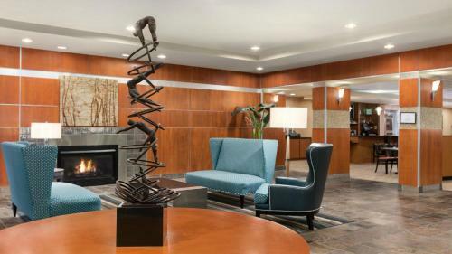 Holiday Inn Hotel & Suites Gateway