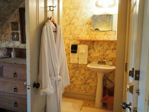 Bed & Breakfast Old Consulate Inn