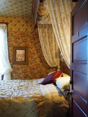 Bed & Breakfast Old Consulate Inn