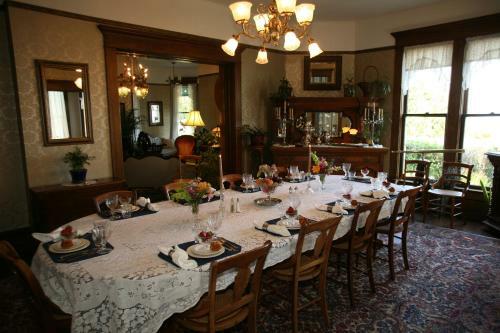 Bed & Breakfast Old Consulate Inn