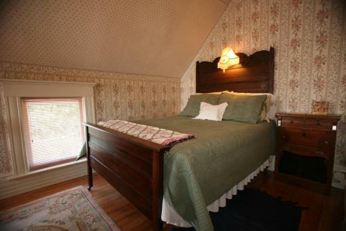 Bed & Breakfast Old Consulate Inn