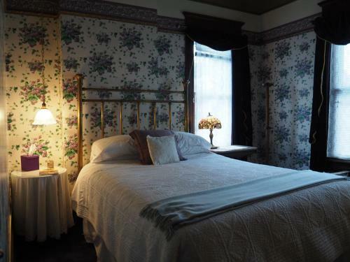 Bed & Breakfast Old Consulate Inn