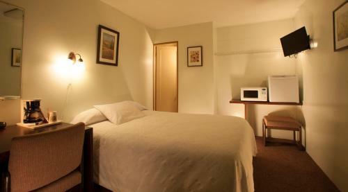 Colonial Motel