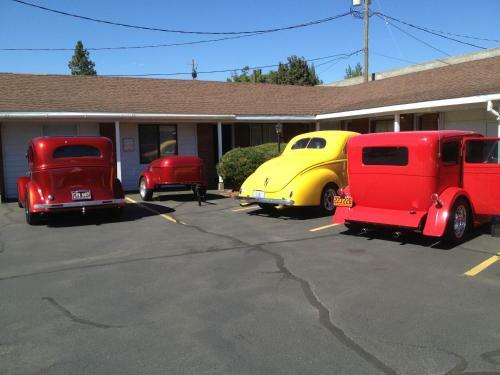 Colonial Motel