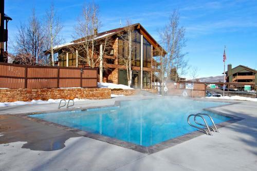Hotel Powderwood Condominiums