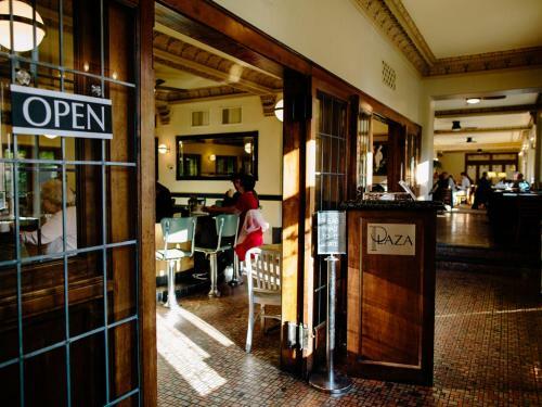 Plaza Hotel - Milwaukee