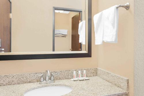 Motel Sheboygan's Pride Super 8