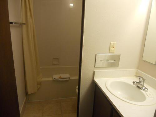 Motel Rapids Inn & Suites