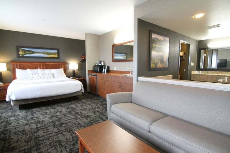 Casper C'mon Inn Hotel & Suites