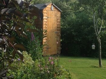 Bed & Breakfast Rebels Hide