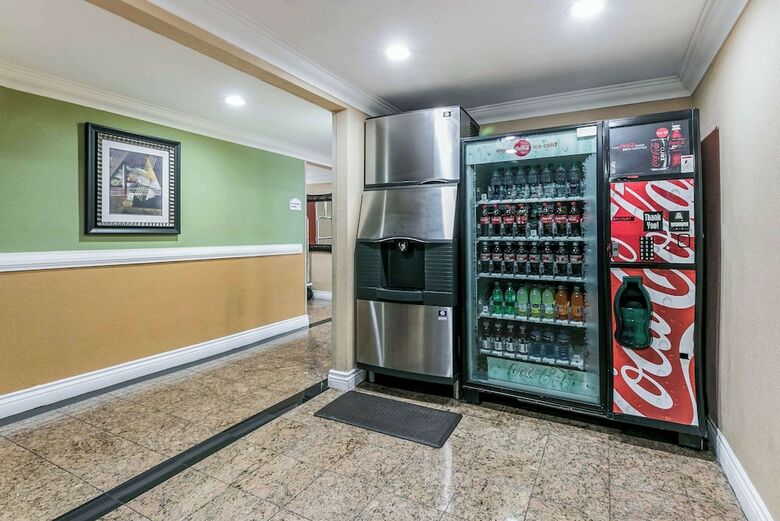 Hotel Days Inn & Suites/college Park/atlanta