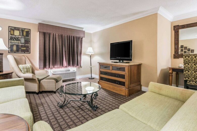 Hotel Days Inn & Suites/college Park/atlanta