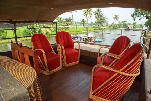 Kumarakom Heritage Houseboats
