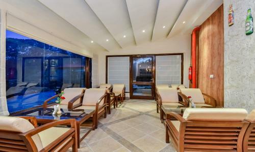 Hotel Snowcrests Manor, Manali