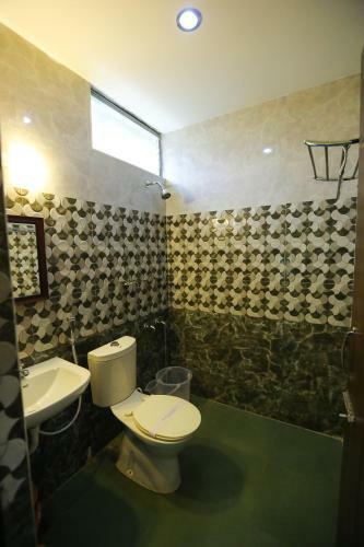 Hostal Season 4 Guest House