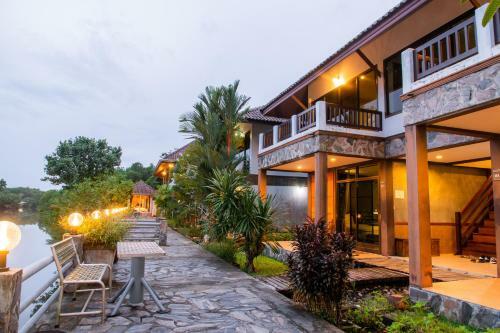 Hotel Baanrimnam Resort Trat