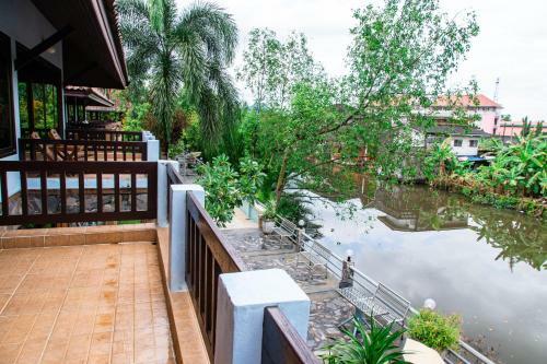 Hotel Baanrimnam Resort Trat