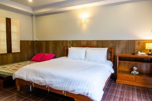 Hotel Baanrimnam Resort Trat