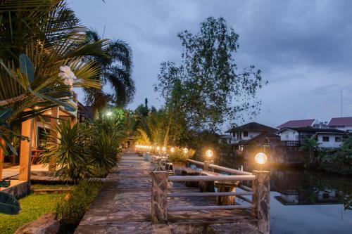 Hotel Baanrimnam Resort Trat