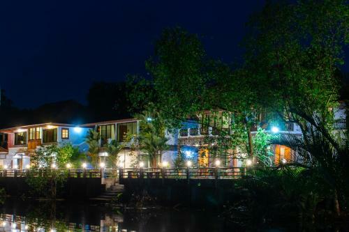 Hotel Baanrimnam Resort Trat