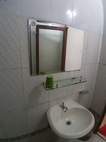 Hostal M & T Hotel