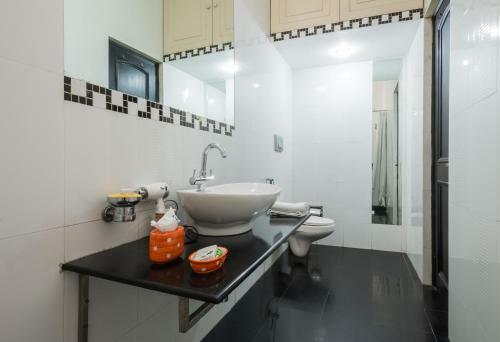 Hotel Home@f37 Kailash Colony Metro