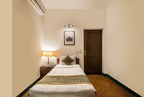 Hotel Home@f37 Kailash Colony Metro