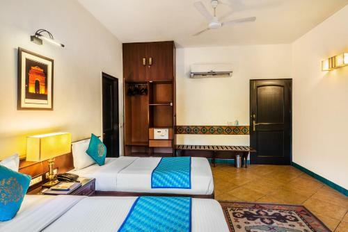 Hotel Home@f37 Kailash Colony Metro