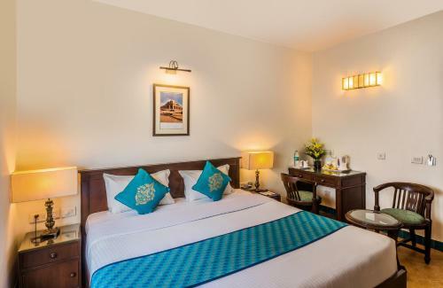 Hotel Home@f37 Kailash Colony Metro