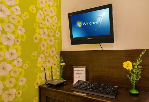 Hotel Home@f37 Kailash Colony Metro