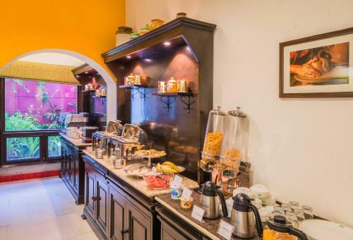 Hotel Home@f37 Kailash Colony Metro