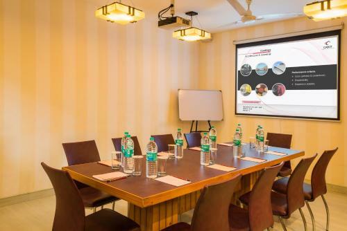 Hotel Home@f37 Kailash Colony Metro