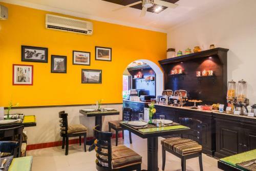 Hotel Home@f37 Kailash Colony Metro