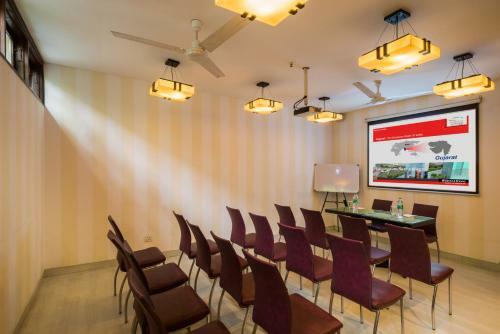 Hotel Home@f37 Kailash Colony Metro