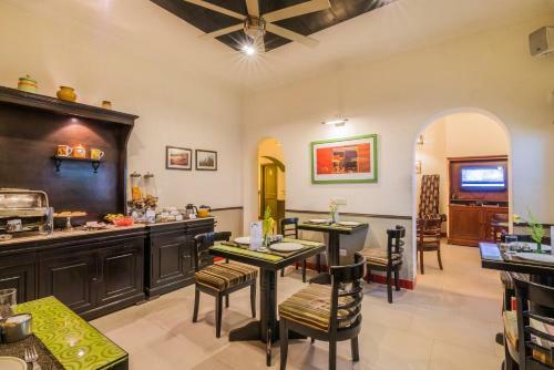 Hotel Home@f37 Kailash Colony Metro