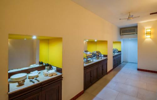 Hotel Home@f37 Kailash Colony Metro
