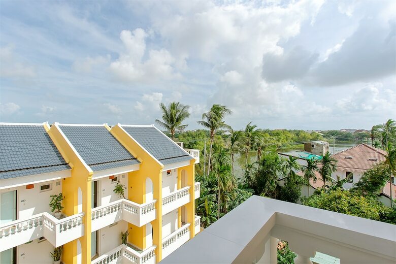 Aurora Riverside Hotel & Villas