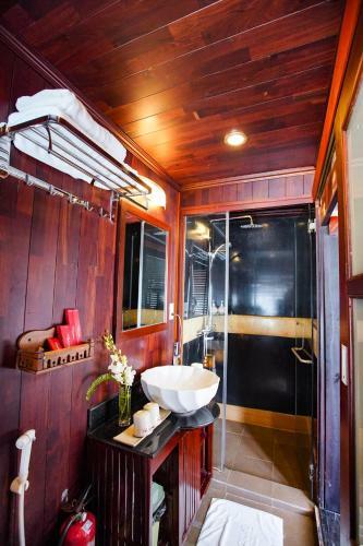 Halong Paloma Cruise
