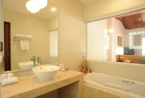 Hotel Vinh Hung Riverside Resort & Spa