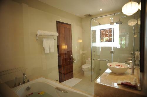 Hotel Vinh Hung Riverside Resort & Spa