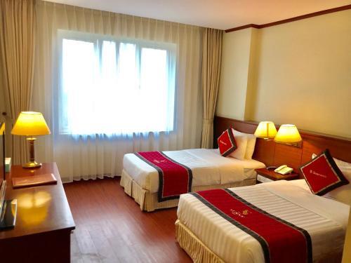 Sunny Hotel 2