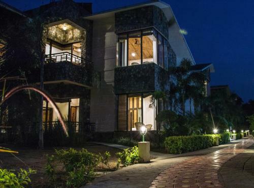 Hotel The Roar Resort