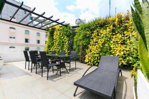 A & Em - Le Prince Hotel